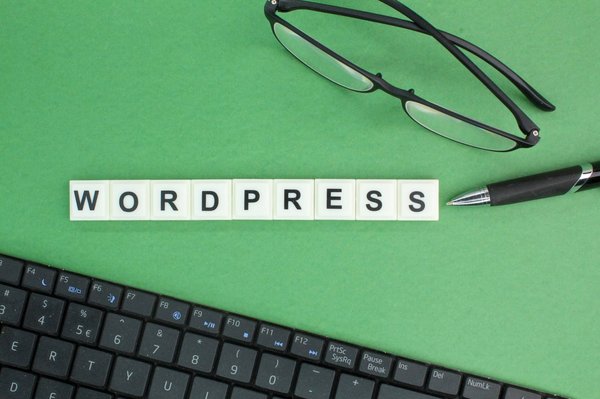 Quels sont les plugins et outils de sécurité recommandés pour protéger un site WordPress ?